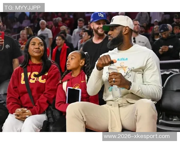 詹姆斯与儿子布朗尼打高尔夫分享珍贵亲子时光感悟人生乐趣