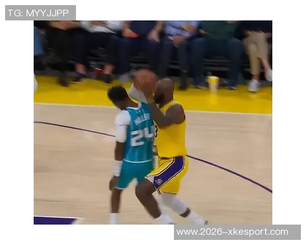 詹姆斯快攻遭遇米勒防守冲突裁判判罚引发黄蜂教练挑战未果